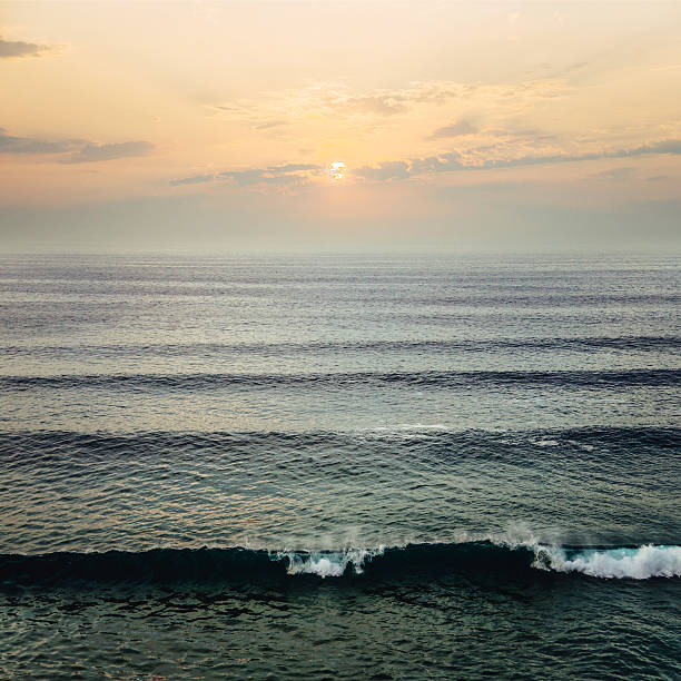 olas al atardecer  - desaturado fotografías e imágenes de stock