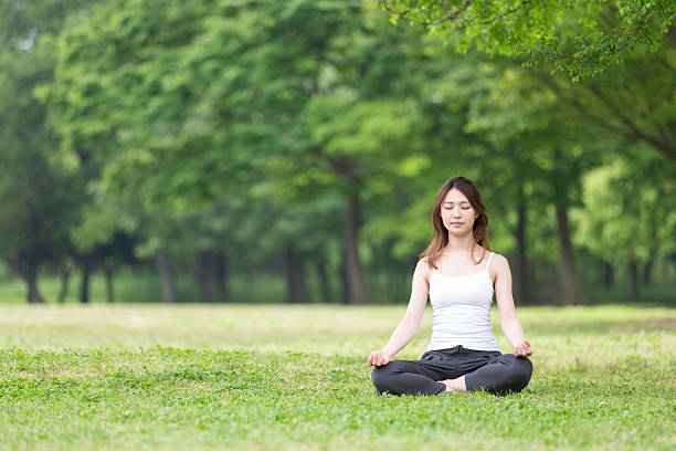 woman 瞑想する - 瞑想 ストックフォトと画像