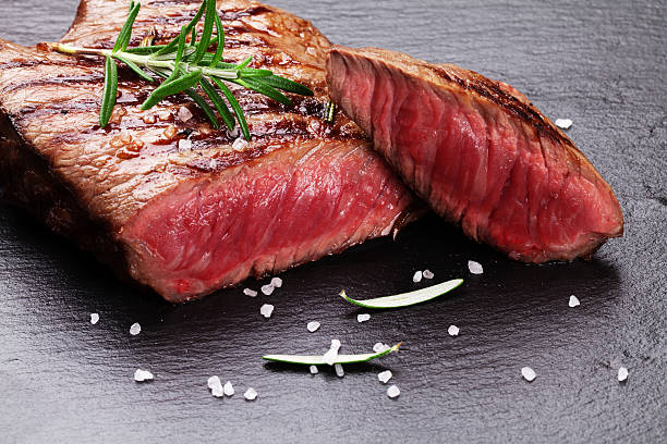 bife de carne grelhado com alecrim, sal e pimenta - steak red meat beef rib eye steak imagens e fotografias de stock