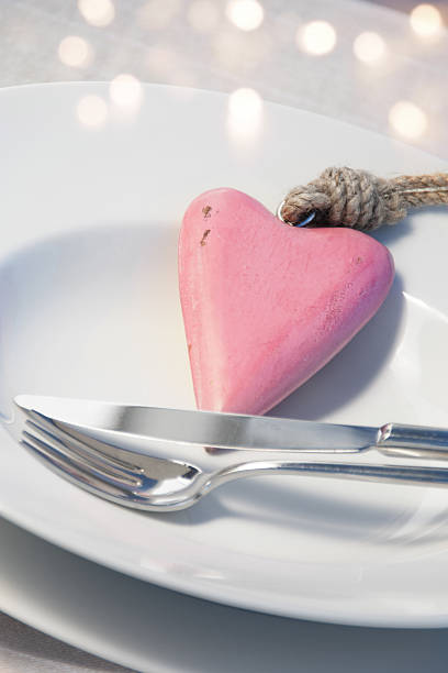 corazón rosado en una decoración de mesa - festessen fotografías e imágenes de stock