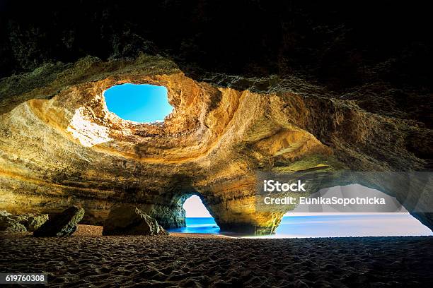 Foto de Bela Caverna Natural Em Benagil Portugal e mais fotos de stock de Gruta - Características da terra - Gruta - Características da terra, Praia, Algarve