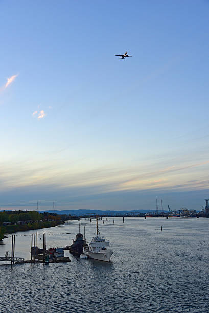 Aeroplano sobre el río Columbia - foto de stock