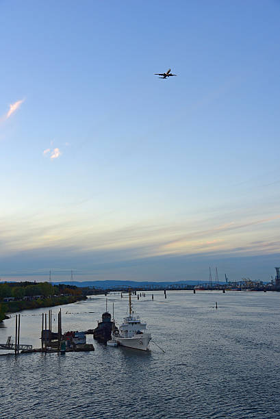 Avião sobre o rio Columbia - foto de acervo
