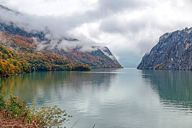 autunno alle gole del danubio - danube river serbia ravine romania foto e immagini stock