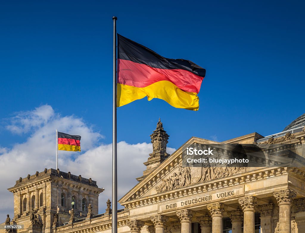 Bandeiras alemãs em Reichstag, Berlim, Alemanha - Foto de stock de Alemanha royalty-free