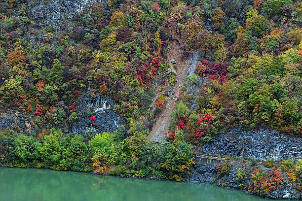 autunno alle gole del danubio - danube river serbia ravine romania foto e immagini stock