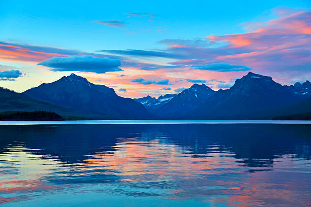 see lake mcdonald - montana british columbia glacier national park mountain mountain range stock-fotos und bilder