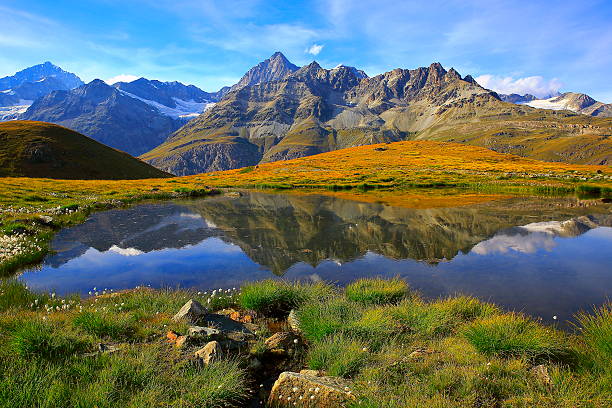 montan@as suizas, reflexión del lago, prado alpestre del otoño de oro, zermatt - rock pinnacle cliff mountain peak fotografías e imágenes de stock
