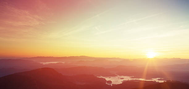восход солнца над пик адама, шри-ланка  - пик адама стоковые фото и изображения