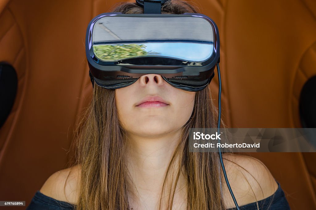 Garota jogando jogo em óculos de realidade virtual - Foto de stock de Mulheres royalty-free