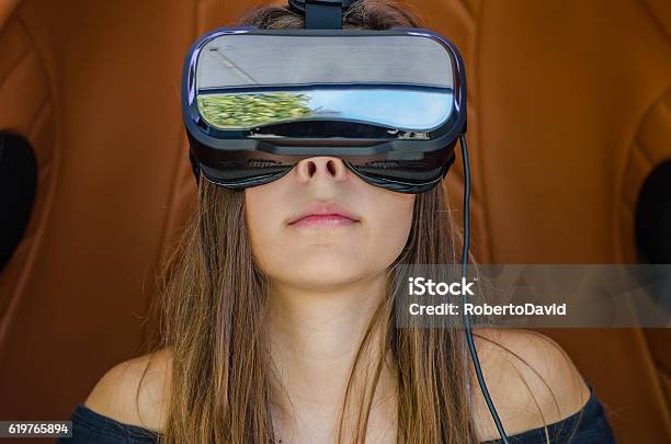 Foto de Garota Jogando Jogo Em Óculos De Realidade Virtual e mais fotos de stock de Mulheres - Mulheres, Realidade Virtual, Fone de Ouvido - Equipamento de informação