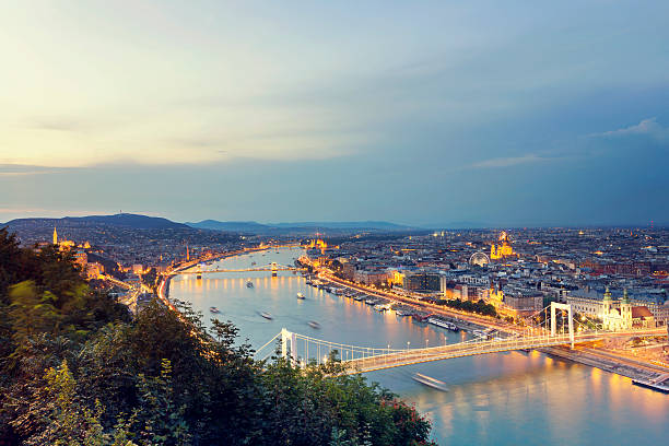 paysage urbain de budapest au crépuscule elizabeth bridge, chain bridge, parlement - budapest parliament building chain bridge night photos et images de collection