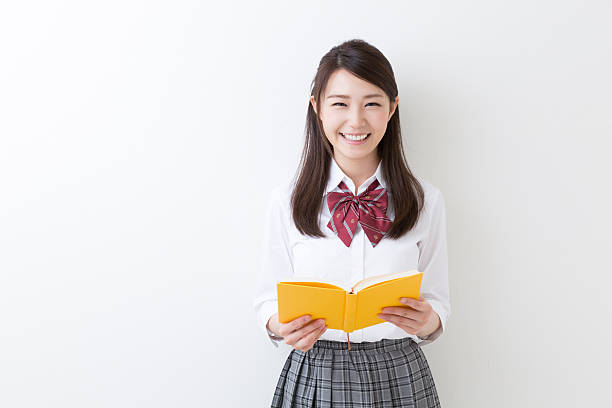 школьница читая книгу - japanese girl стоковые фото и изображения