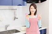 台所で日本人女性