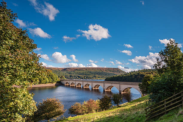 viaduto ashopton acima do reservatório ladybower - derbyshire - fotografias e filmes do acervo