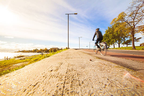 rowerzysta na ścieżce rowerowej o zachodzie słońca - bicycle lane zdjęcia i obrazy z banku zdjęć