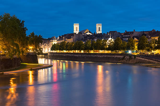 besancon in einer sommernacht - doubs river stock-fotos und bilder