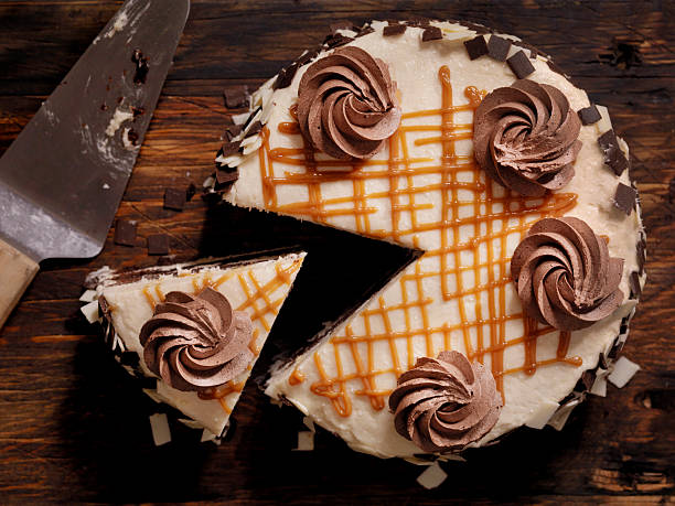 bolo de caramelo de chocolate de camada tripla - cake server - fotografias e filmes do acervo