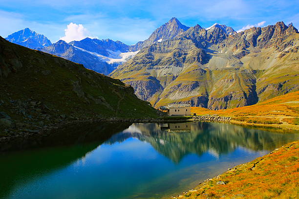 スイスアルプス、シュワルツ湖反射、高山草原のチャペル、ツェルマット - cross autumn sky beauty in nature ストックフォトと画像