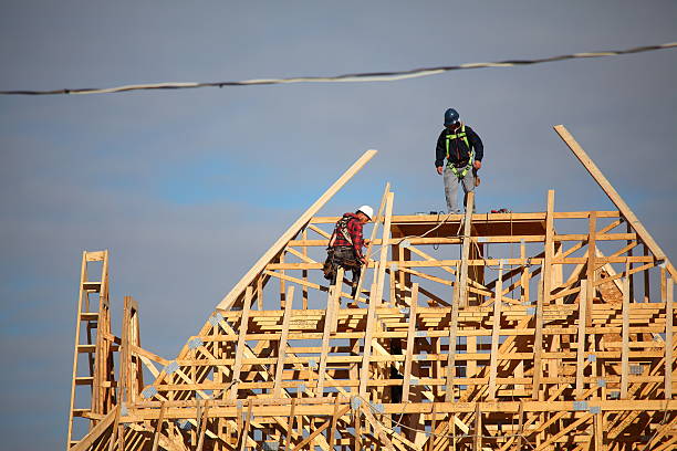 couvreurs construisant une nouvelle charpente de toit pour une nouvelle maison - floyd patterson photos et images de collection