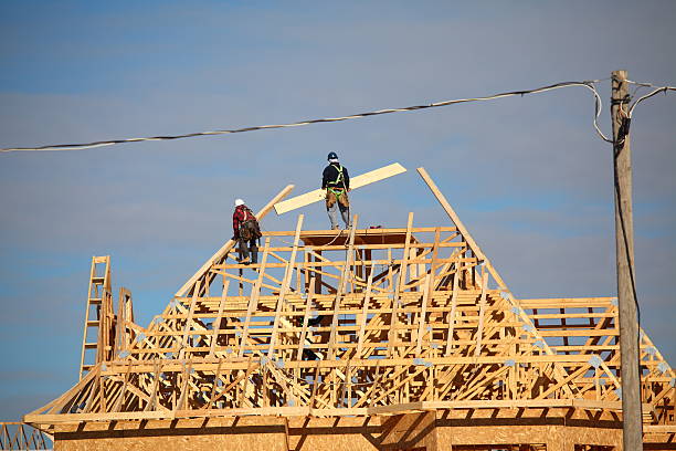 roofers che costruise un nuovo telaio sul tetto per una nuova casa - floyd patterson foto e immagini stock