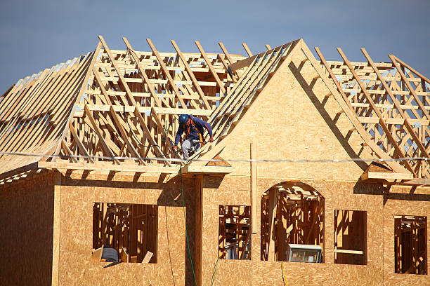 roofer costruisce un nuovo telaio sul tetto per una nuova casa - floyd patterson foto e immagini stock