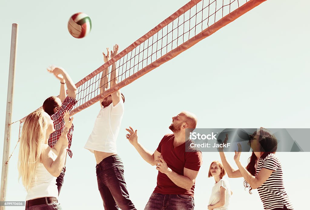 Amigos jogando vôlei de praia  - Foto de stock de Voleibol royalty-free