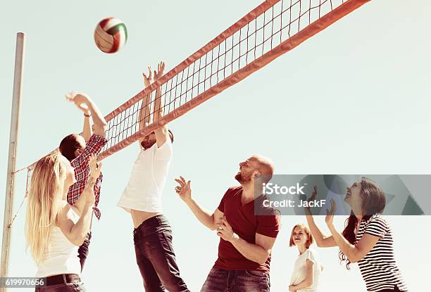 Foto de Amigos Jogando Vôlei De Praia e mais fotos de stock de Voleibol - Voleibol, Exterior, Parque público