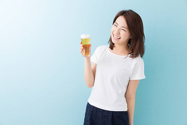 ビールを一杯持つ日本人女性 - drink holder ストックフォトと画像