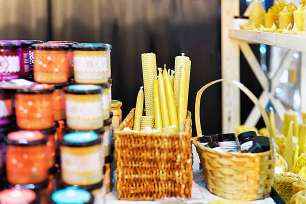 étal avec des bougies de cire au marché de noël de vilnius - fait maison photos et images de collection