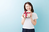 ギフトボックスを持つ日本人女性