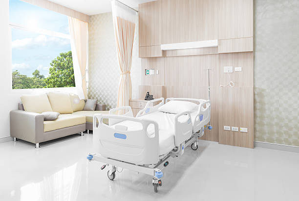 hospital quarto com camas confortáveis e equipamentos médicos - equipped - fotografias e filmes do acervo