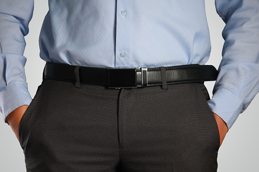 Primer plano de la cintura masculina con las manos en el bolsillo photo