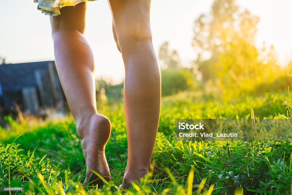 Weibliche Beine barfuß zu Fuß auf dem Gras - Lizenzfrei Barfuß Stock-Foto