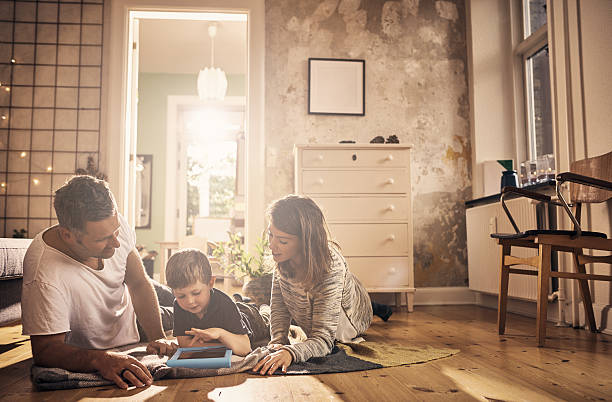 tiempo frente a la pantalla en familia - togetherness learning playful mother fotografías e imágenes de stock