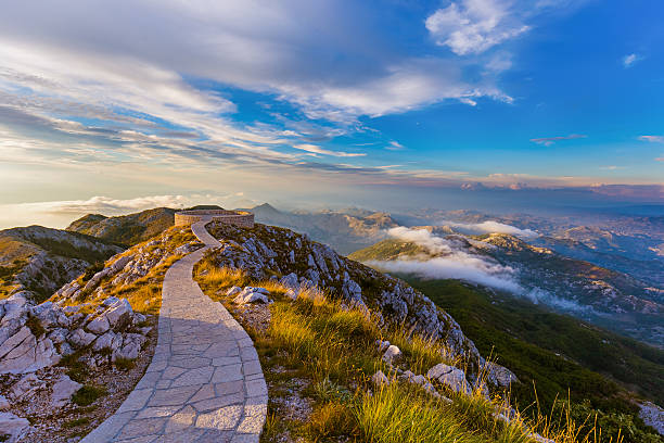 日没時のロヴン山脈国立公園 - モンテネグロ - passion mountain range mountain national park ストックフォトと画像