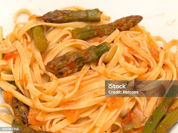 Pasta With Asparagus And Tomato Sauce - Fotografias de stock e mais imagens de Alimentação Saudável - Alimentação Saudável, Cebola, Comida