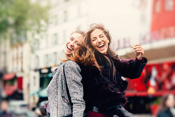 amigos em paris - young women friendship smiling individuality - fotografias e filmes do acervo