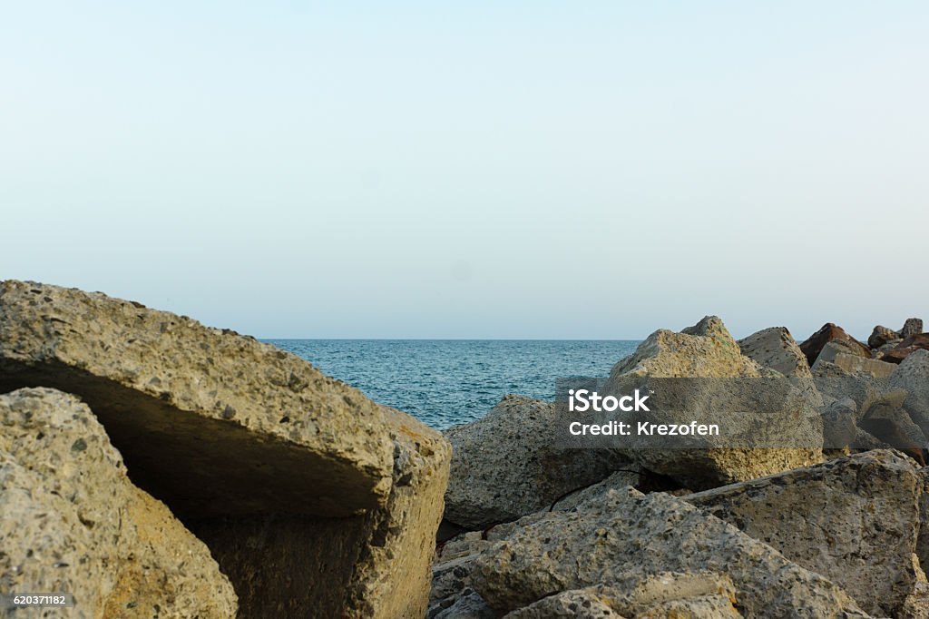 Pedras na costa - Royalty-free Céu Foto de stock