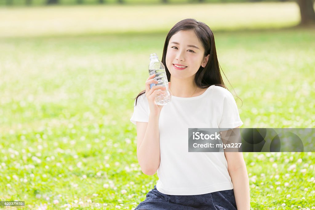 Mulher Japonesa água potável - Royalty-free Adulto Foto de stock