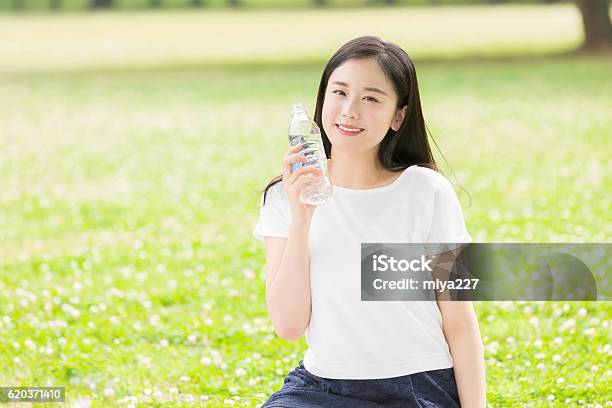 Mulher Japonesa Água Potável - Fotografias de stock e mais imagens de Adulto - Adulto, Ao Ar Livre, Asiático e indiano