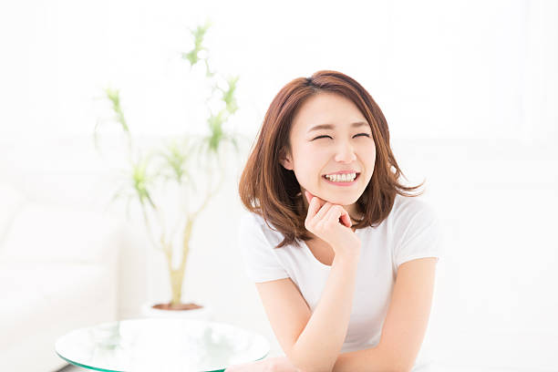 座る女性 - 日本人　笑顔 ストックフォトと画像