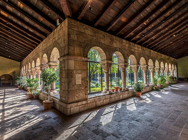 святилище в музее cloisters в нью-йорке - cloister стоковые фото и изображения