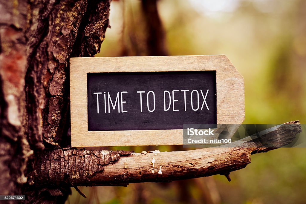 tableau noir avec le temps de texte pour se désintoxicer - Photo de Cure détox libre de droits