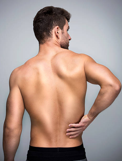 hombre con dolor de espalda  - shoulder pain backache men fotografías e imágenes de stock