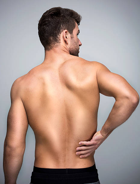 uomo con mal di schiena  - human muscle back muscular build men foto e immagini stock