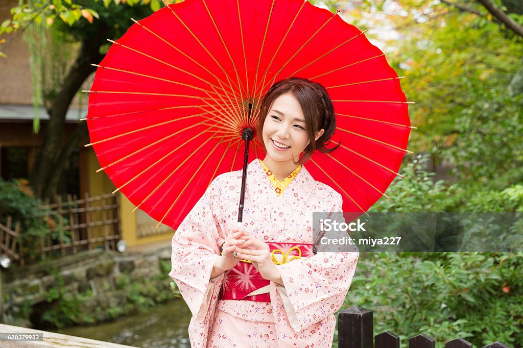Woman wearing a kimono with a red umbrella - Royalty-free Adulto Foto de stock