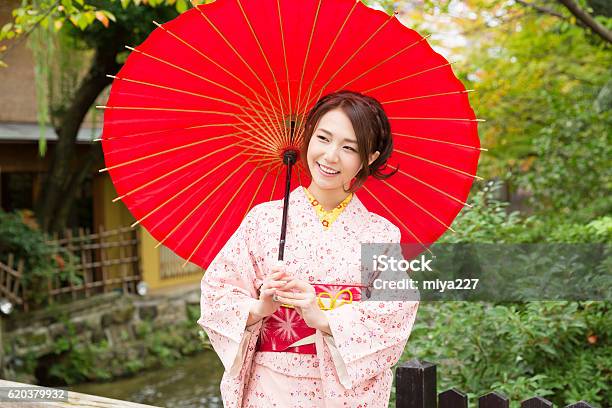 Woman Wearing A Kimono With A Red Umbrella - Fotografias de stock e mais imagens de Adulto - Adulto, Ao Ar Livre, Asiático e indiano