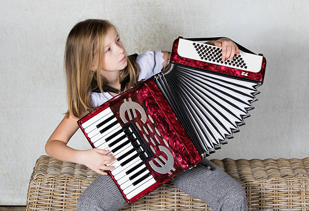 dziewczyna gra na akordeonie - skill piano music child zdjęcia i obrazy z banku zdjęć