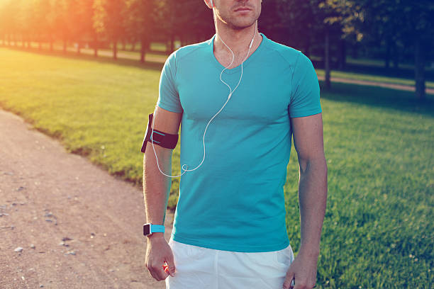 atleta com relógio inteligente e pulseira em camiseta em branco - set goals audio - fotografias e filmes do acervo